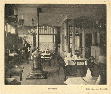 710750 Drukwerkfoto van Café Hotel de l’Europe, Vreeburg 17 te Utrecht. Met een gezicht op een gedeelte van het ...